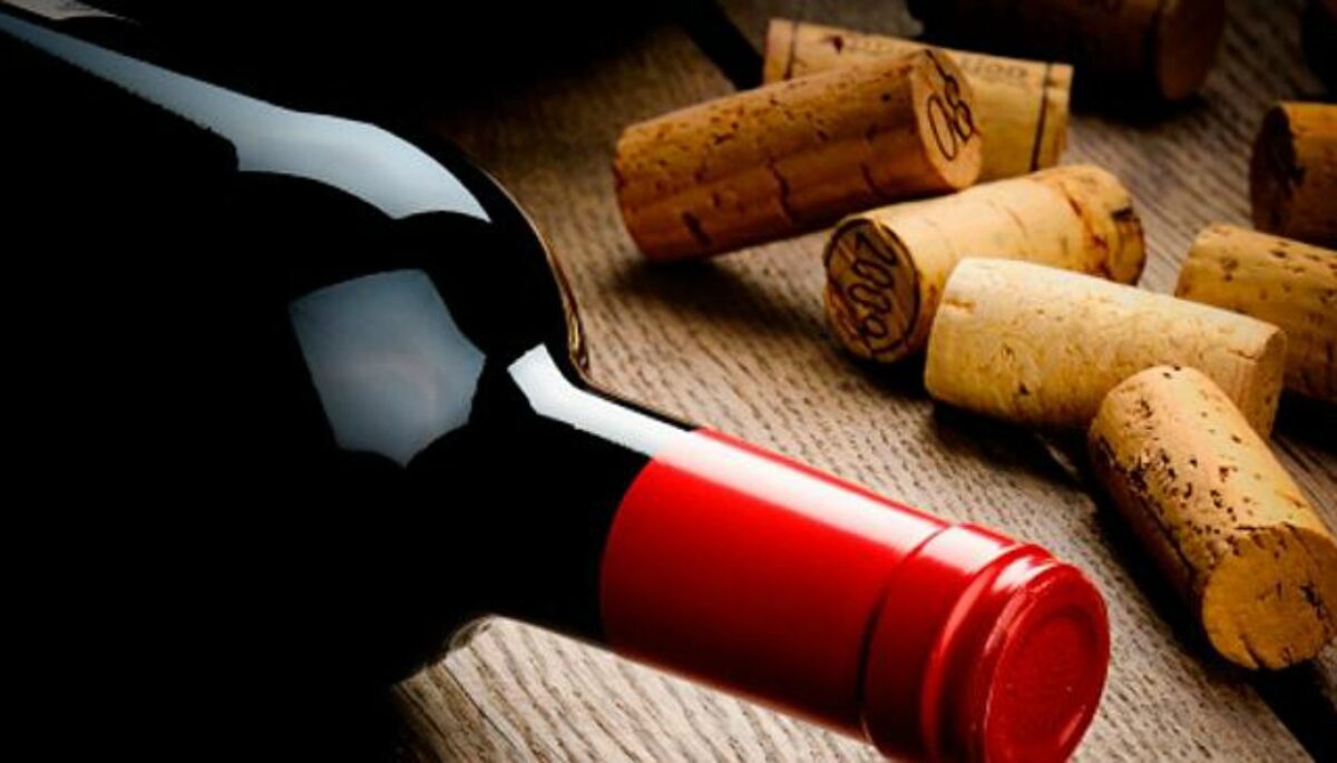 Πέντε τρόποι να ανοίξεις ένα μπουκάλι κρασί χωρίς ανοιχτήρι