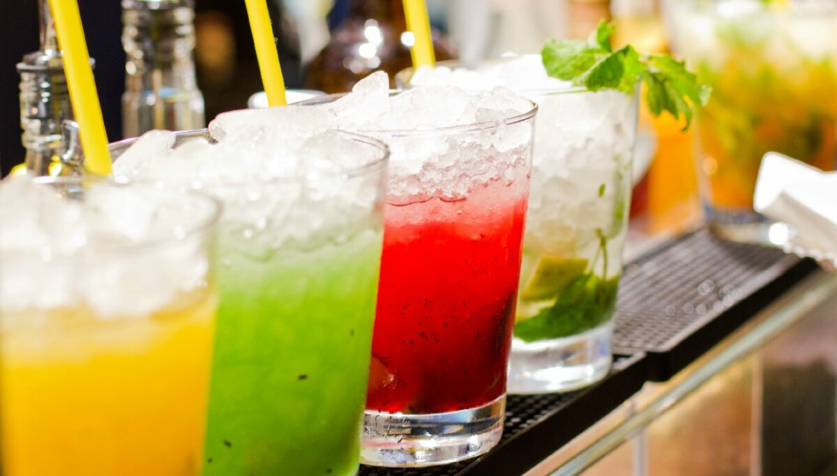 Το κόλπο για να παγώσετε ένα αναψυκτικό μέσα σε 2 λεπτά (Βίντεο)