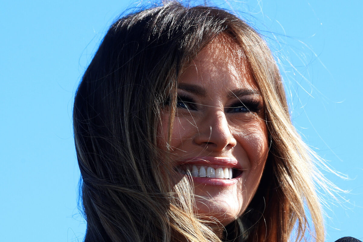 Melania Trump | Πλισέ φόρεμα & γόβες στιλέτο σε στρατιωτική κατασκήνωση...βολεύουν άραγε;