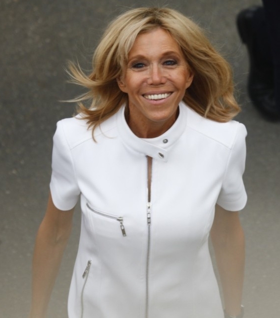 Brigitte Macron | Την επικρίνουν, την κατηγορούν, αλλά λατρεύουν να ασχολούνται μαζί της. Γιατί, άραγε;