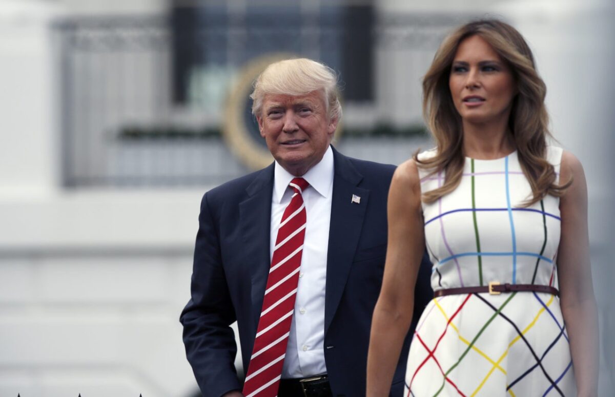 Melania Trump | To υπέροχο φόρεμά της με υπογραφή την  Ελληνίδας σχεδιάστριας & η γκάφα του Donald Trump...