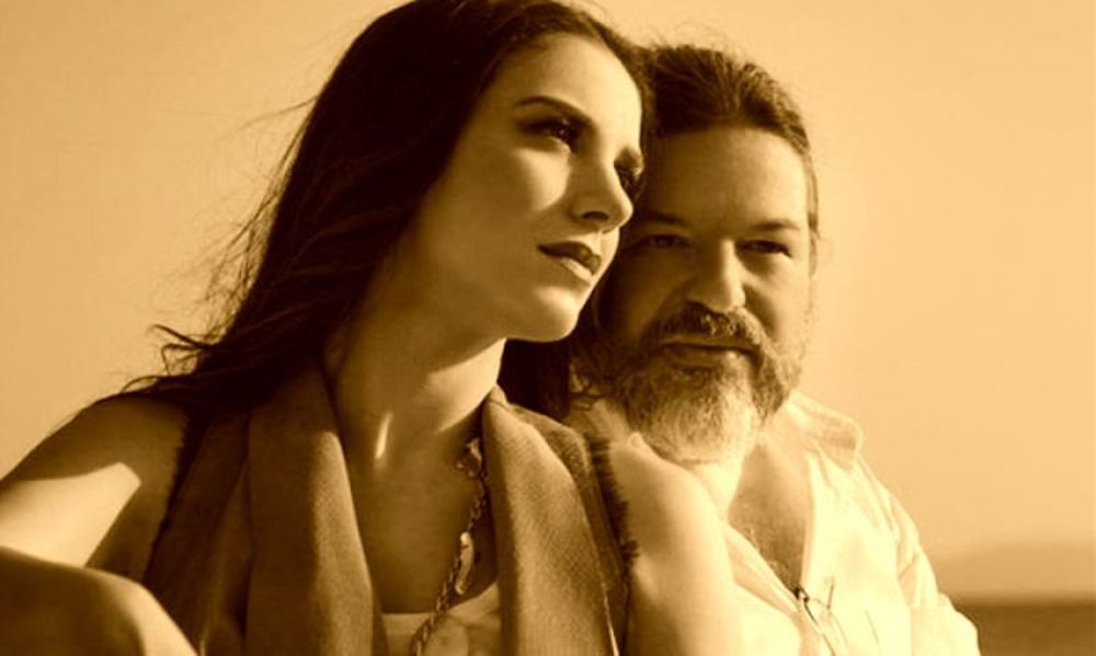 Σαντορινιό Φεγγάρι | Το βαθιά τρυφερό τραγούδι που ερμήνευσε η υπέροχη Φωτεινή Δάρρα