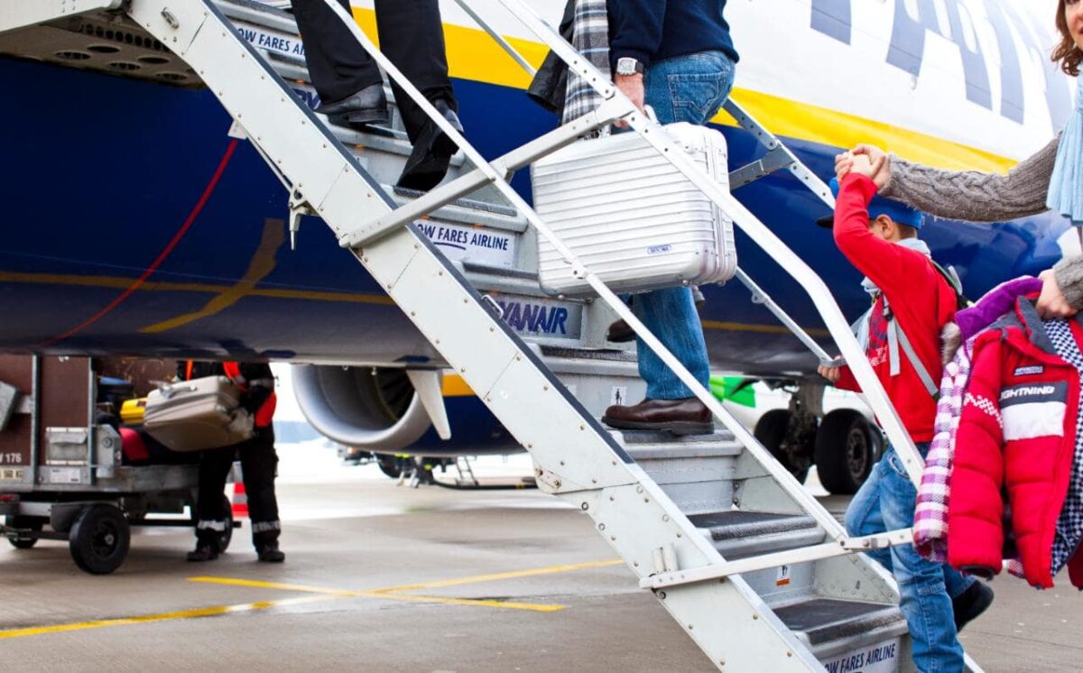 Η Ryanair αλλάζει την πολιτική για τις βαλίτσες