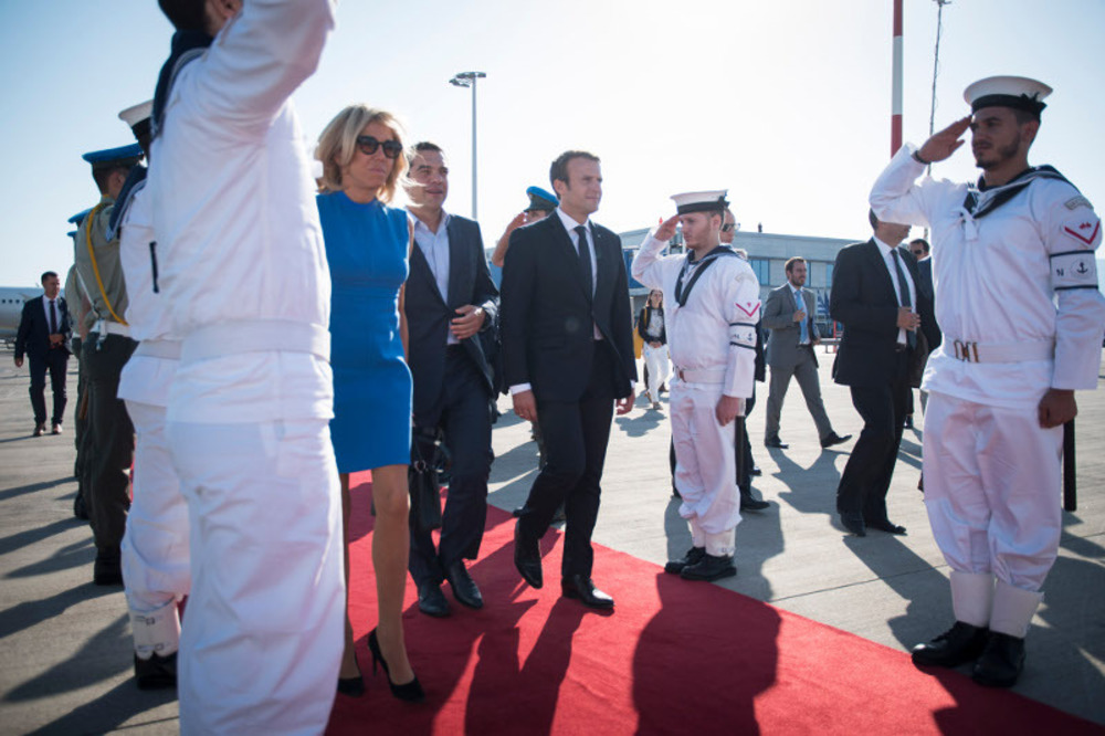 Emmanuel & Brigitte Macron | Αναχώρησαν από την Αθήνα αλλά επιβιβάστηκαν σε διαφορετικό αεροσκάφος. Γιατί;