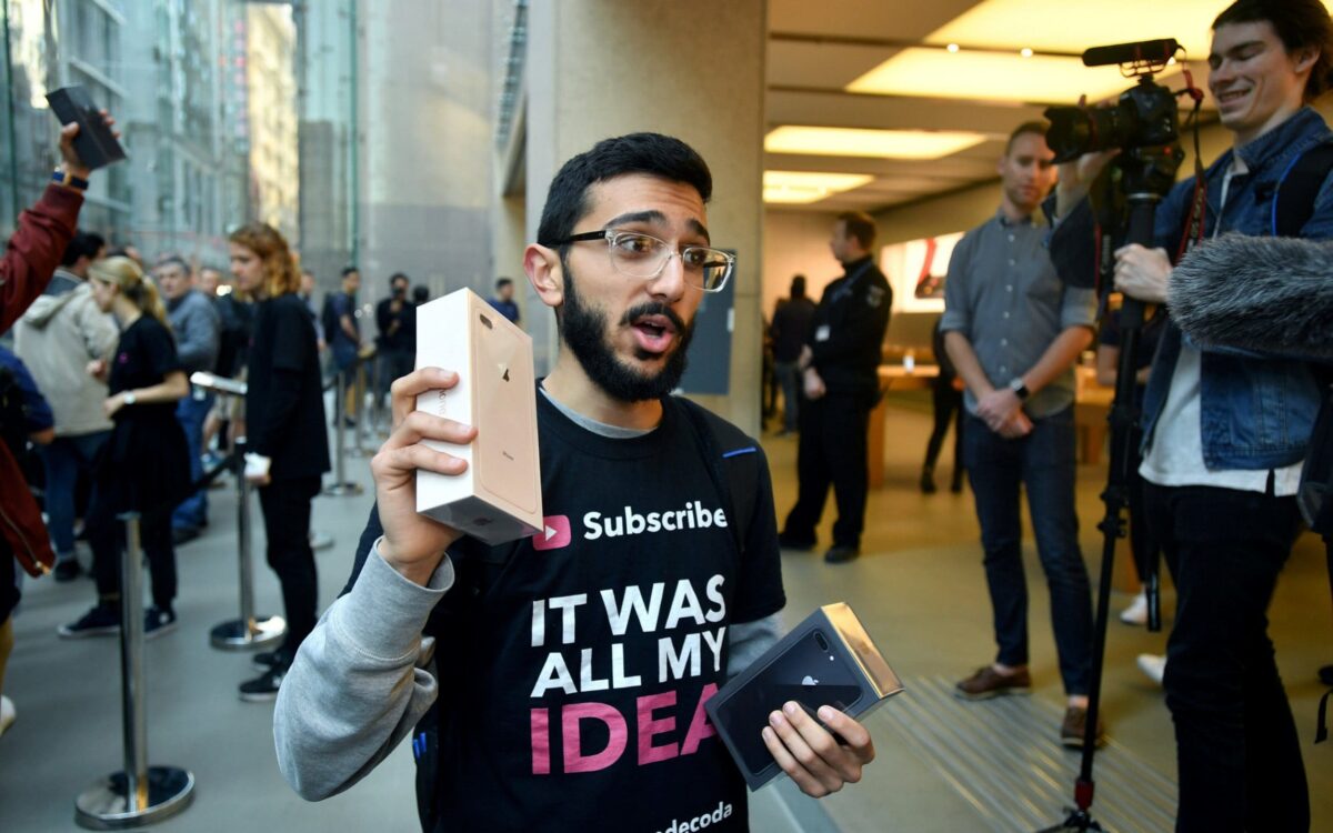 Κοιμόταν στον δρόμο επί 11 μέρες για να πάρει πρώτος το Iphone 8 και τώρα δεν το… θέλει (Βίντεο)