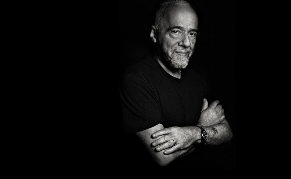 Paulo Coelho : Τις πιο σημαντικές λέξεις στη ζωή μας τις προφέρουμε με τη σιωπή .