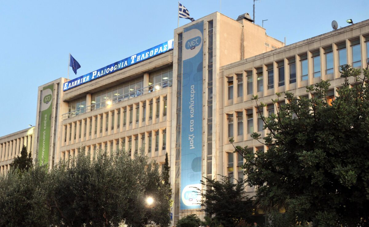 Σχολιάστρια της ΕΡΤ τρώει «στον αέρα» κατά την διάρκεια μετάδοσης (βίντεο)