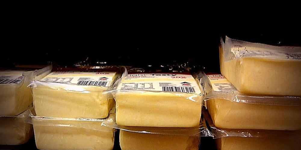 Έτοιμα κομμένα τυριά στο supermarket