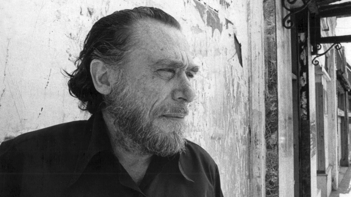 Charles Bukowski | Το πρόβλημα είναι ότι οι έξυπνοι άνθρωποι είναι γεμάτοι αμφιβολίες, ενώ οι ηλίθιοι είναι γεμάτοι αυτοπεποίθηση.