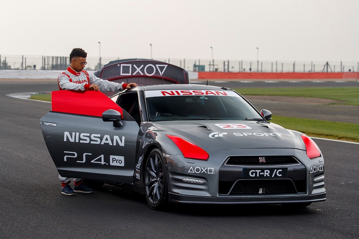 Απίστευτο: Οδηγώντας το Nissan GT-R στην πίστα του Silverstone μέσω PlayStation! (video)
