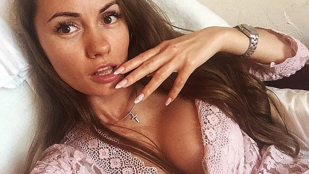 Kρεμόταν τόπλες από το παράθυρο αμαξιού και χτύπησε σε φανοστάτη  (Βίντεο)