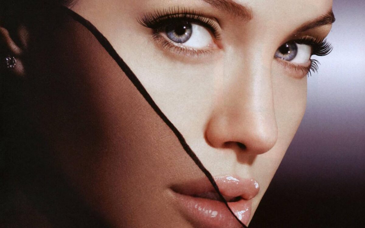 Angelina Jolie | Το νέο look της γοητευτικής ηθοποιού που τη δείχνει νεότερη