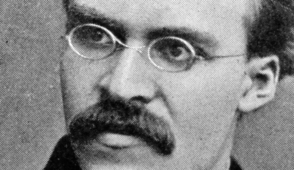 Friedrich  Nietzsche | Στην αληθινή αγάπη, η ψυχή είναι εκείνη που περιβάλλει το σώμα.