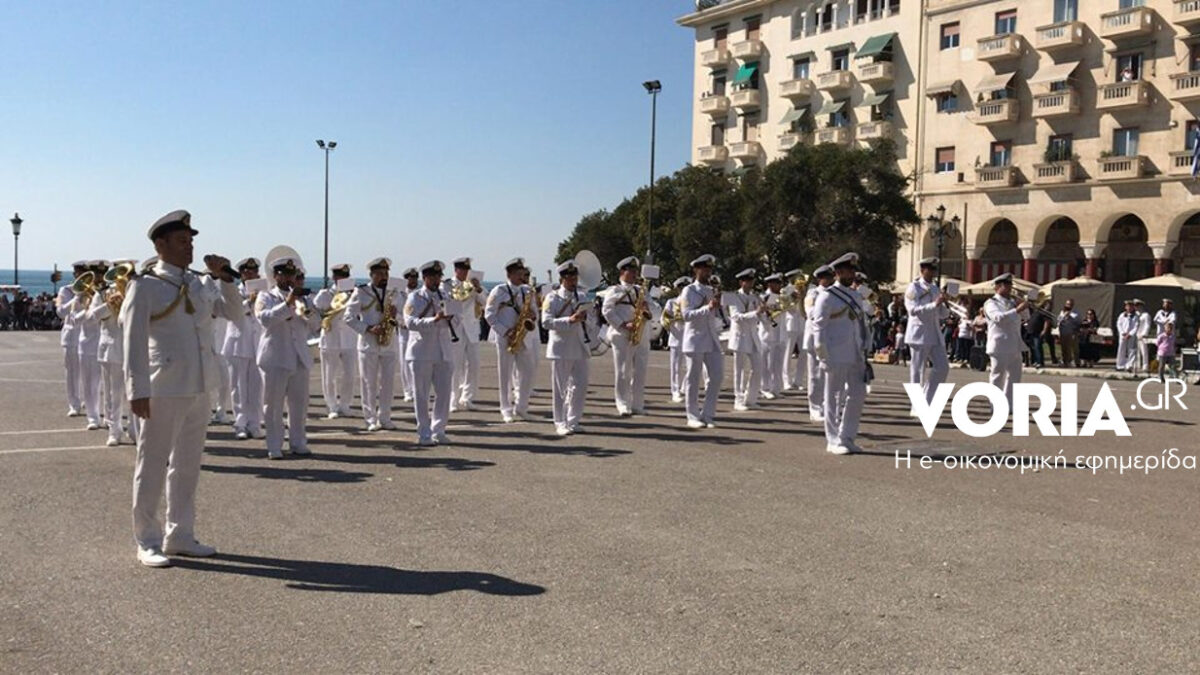 Η μπάντα του Πολεμικού Ναυτικού παίζει το Despacito (Βίντεο)