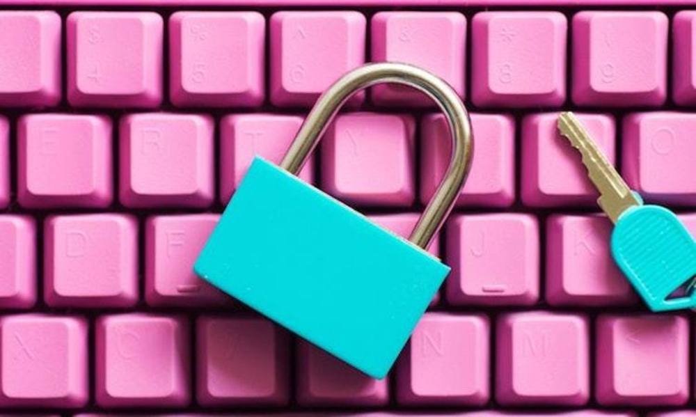 Τα «πρέπει» και τα «δεν πρέπει» που χρειάζεται να σκεφτείς πριν δώσεις τους κωδικούς σου στον/στην σύντροφο σου!