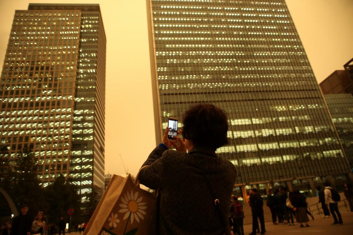 Ο ουρανός του Λονδίνου βάφτηκε… κίτρινος (Βίντεο)