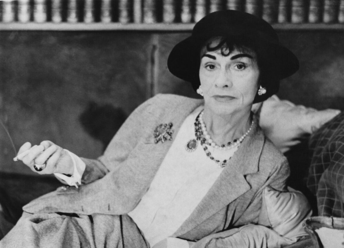 Coco Chanel : Μια γυναίκα που δεν φοράει άρωμα δεν έχει μέλλον.