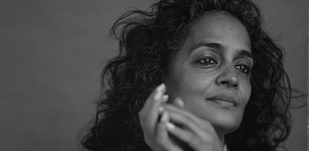 Arundhati Roy | Όταν πληγώνεις τους ανθρώπους, αρχίζουν να σε αγαπούν λιγότερο...