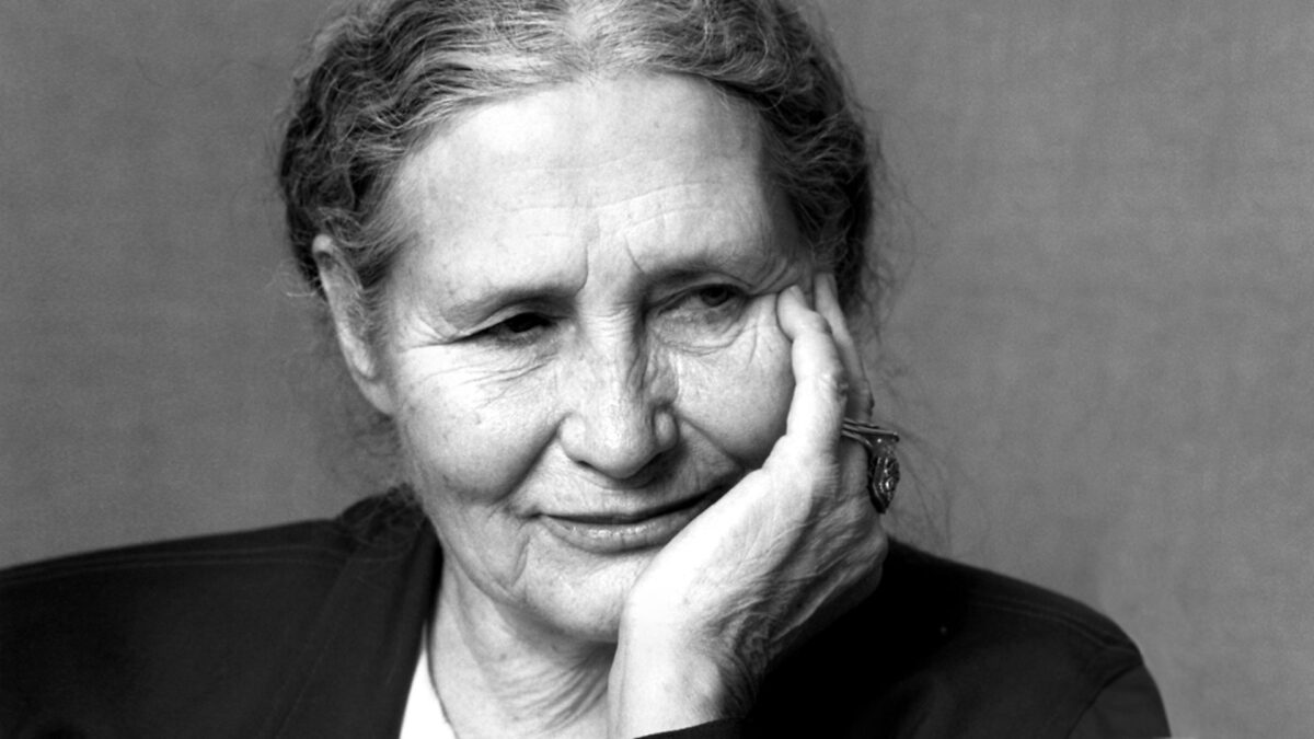 Doris Lessing | Όσα λιγότερα και ουσιαστικότερα μένουν στη χούφτα μας, τόσο περισσότερο αγγίζουμε την ευτυχία.