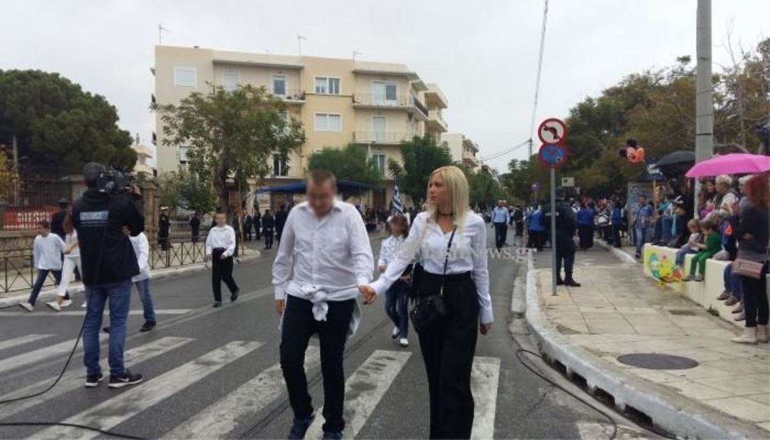 Εμένα αυτή η δασκάλα – που κρατά το χέρι του με ειδικές ανάγκες μαθητή της στην παρέλαση- με εμπνέει…