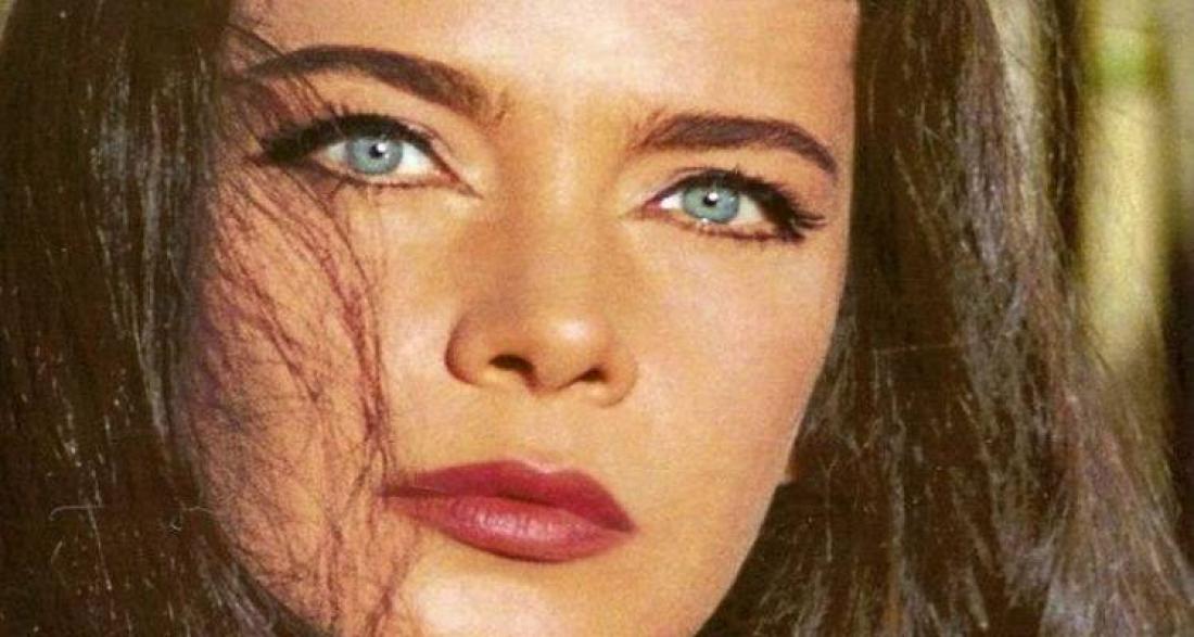 Tζένη Καζάκου | Η εντυπωσιακή εγγονή της αξέχαστης Τζένη Καρέζη με τα γατίσια μάτια & το φίνο προφίλ της