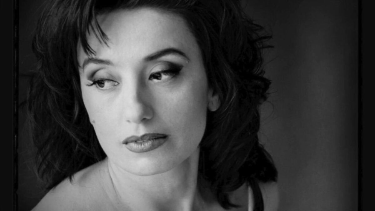 Piensa en mi | Ένα από τα πιο ερωτικά ισπανικά τραγούδια που γράφτηκαν ποτέ ερμηνευμένο από τη Luz Casal