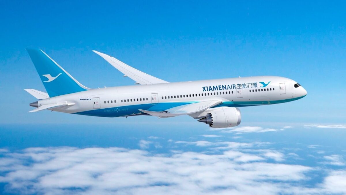 Σοκαριστικό! Αεροσυνοδός έπεσε στο κενό από την πόρτα αεροπλάνου (Βίντεο)