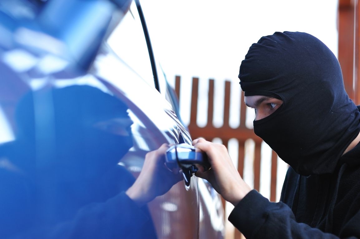 Κλέφτης αρπάζει αυτοκίνητο on camera στο Παγκράτι (Βίντεο)