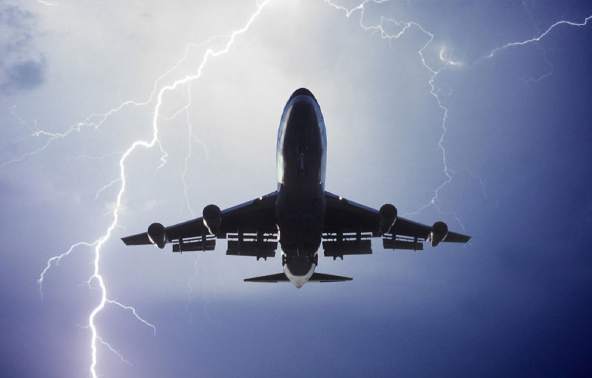 Κεραυνός χτυπάει αεροπλάνο λίγο μετά την απογείωση (Βίντεο)