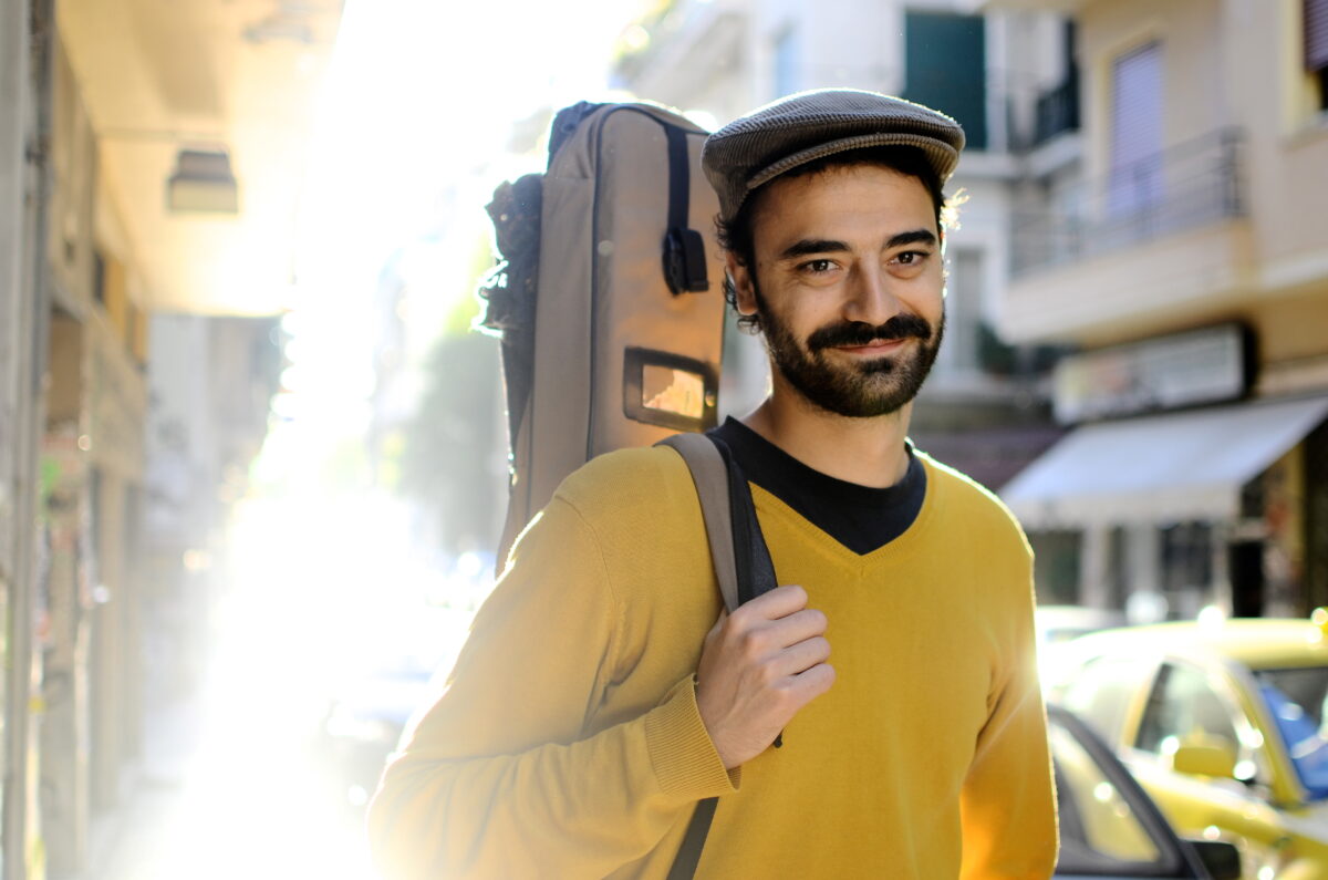 Ένας Γάλλος στην Αθήνα τραγουδάει για την Ελλάδα σε ρυθμό swing