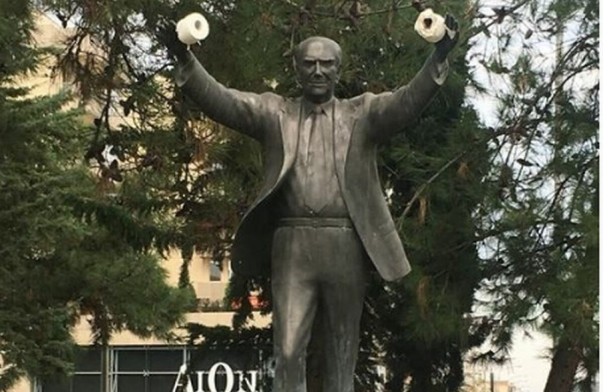 Κρέμασαν χαρτιά υγείας στο άγαλμα του Ανδρέα Παπανδρέου!