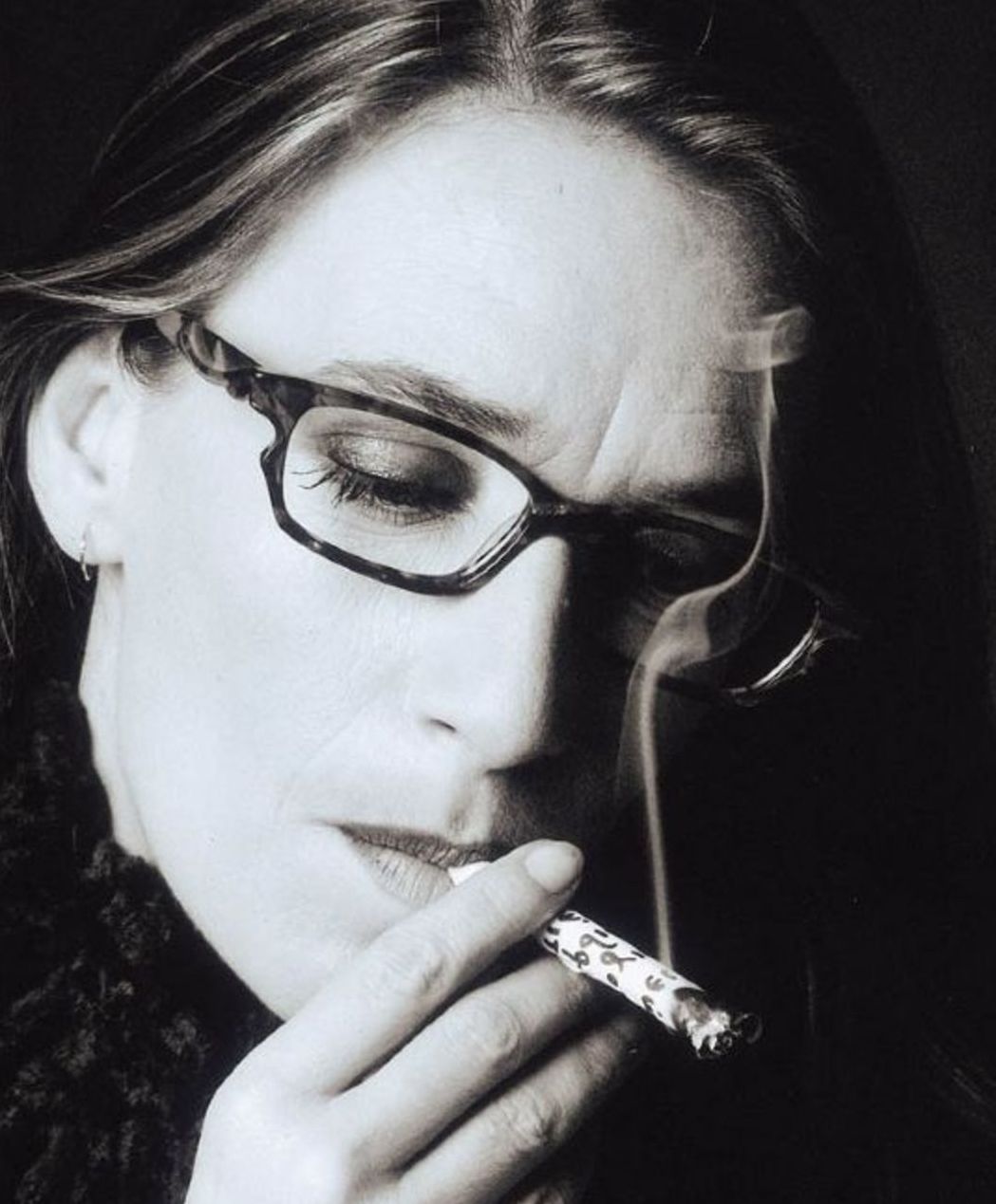 Λίνα Νικολακοπούλου | Αδιόρθωτα τα μάτια κι οι καρδιές με κουμπιά και φερμουάρ κατεστραμμένα...