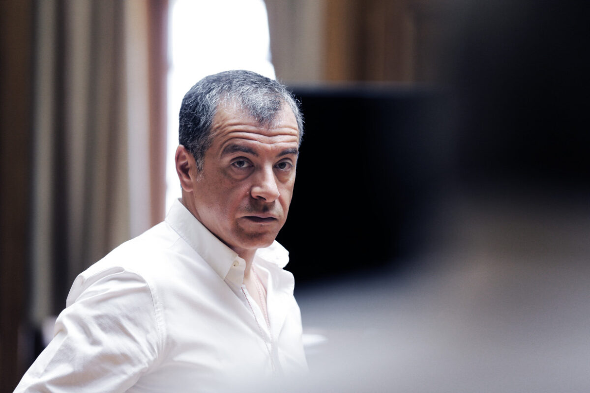 Κυρίες και κύριοι, καλησπέρα σας. Παρακολουθείτε το πρώτο δελτίο ειδήσεων, του πρώτου ιδιωτικού σταθμού τηλεοράσεως.