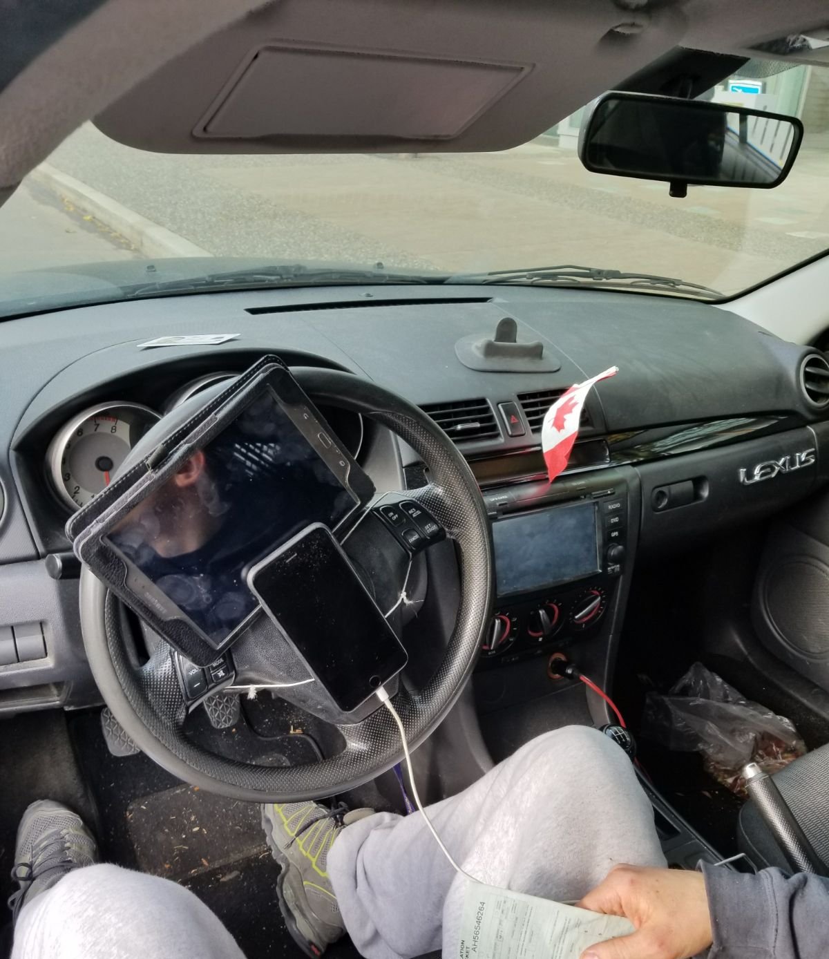Τον συνέλαβαν να οδηγεί με κινητό και τάμπλετ κολλημένα στο τιμόνι