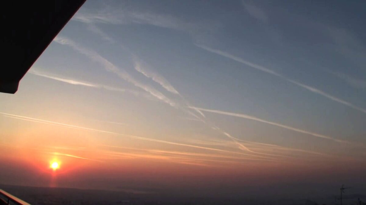 Τρεις στους δέκα Έλληνες πιστεύουν ότι μας ψεκάζουν