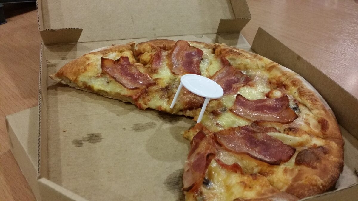 Σε τι χρησιμεύουν τα λευκά τραπεζάκια στο κέντρο της πίτσας;