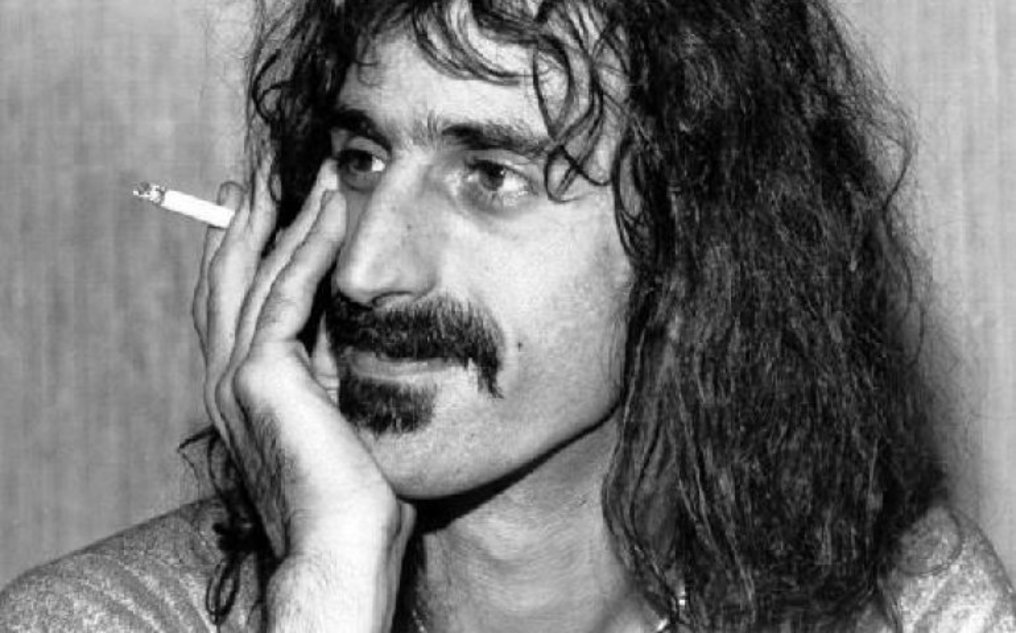 Frank Zappa | Τα μυαλά είναι όπως τα αλεξίπτωτα. Λειτουργούν καλύτερα όταν είναι ανοιχτά...