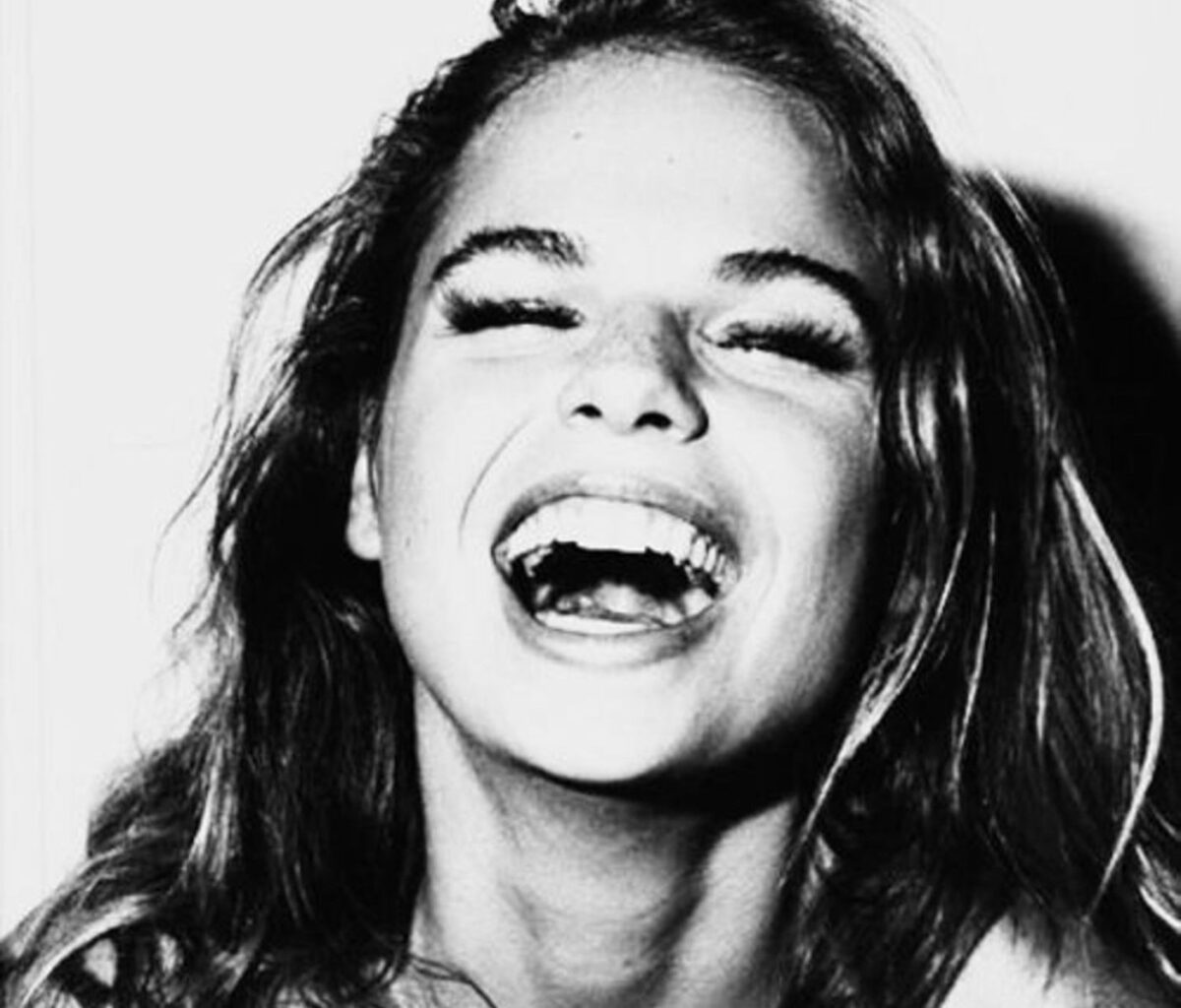 Το να γελάς με τον εαυτό σου σημαίνει ότι τον αγαπάς...