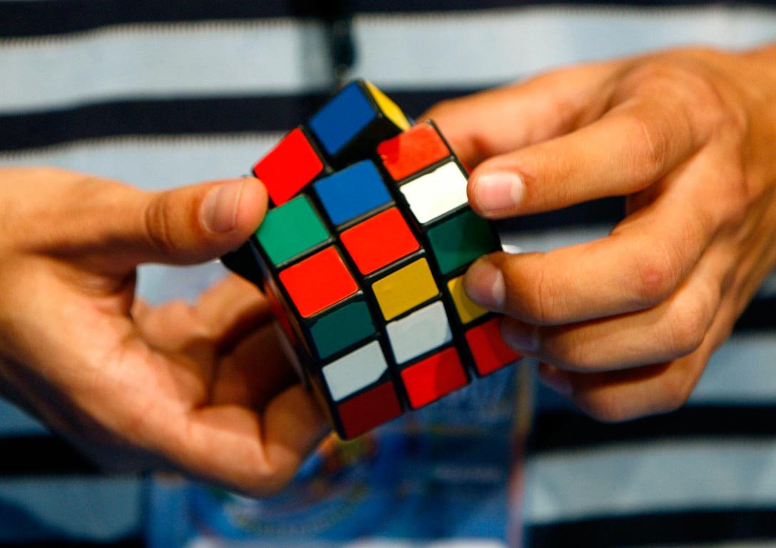 Πώς λύθηκε ο πιο δύσκολος κύβος του Ρούμπικ (Βίντεο)