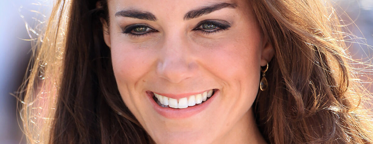 Kate Middleton | Μαθήματα στυλ με  υπέρκομψο κόκκινο φόρεμα στον 5ο μήνα της εγκυμοσύνης