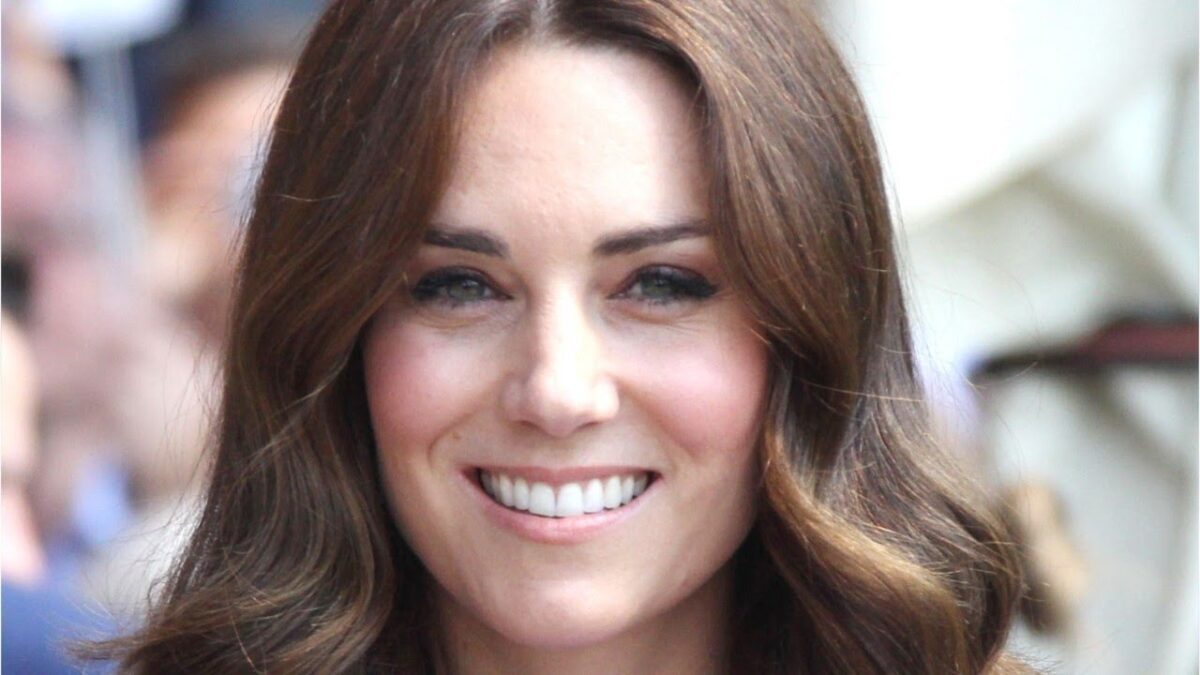 Kate Middleton | Μαθήματα στυλ με  υπέρκομψο κόκκινο φόρεμα στον 5ο μήνα της εγκυμοσύνης