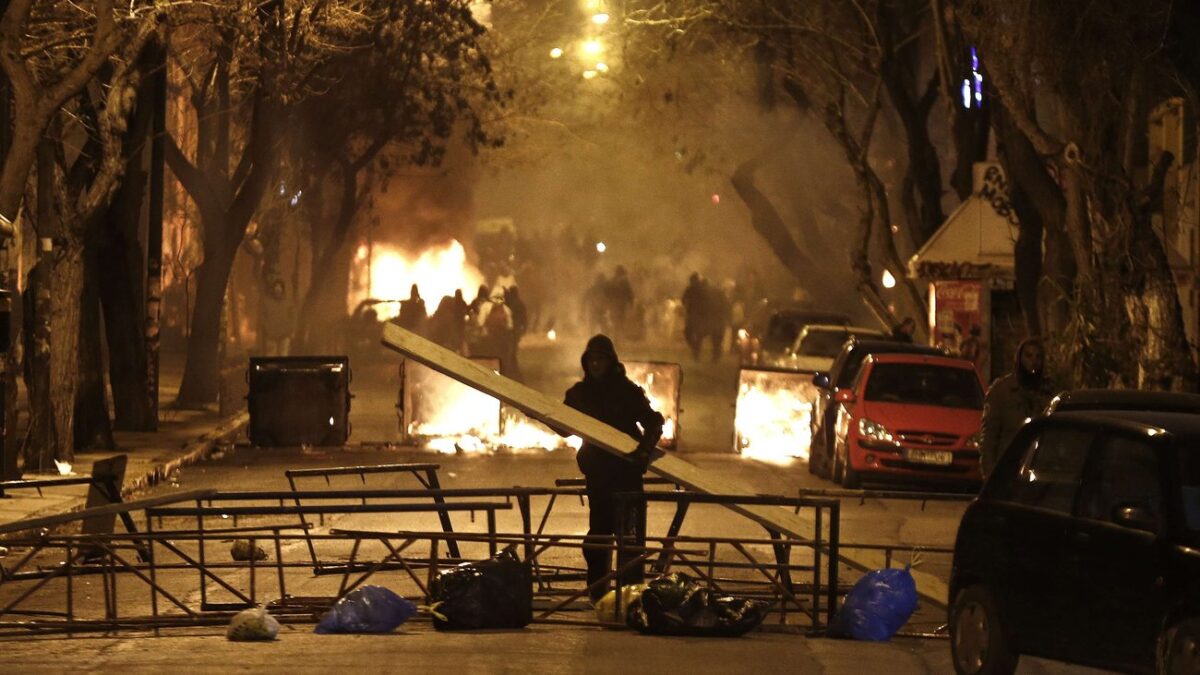 18,5 τόνους μπάζα μάζεψαν μετά τα επεισόδια στα Εξάρχεια