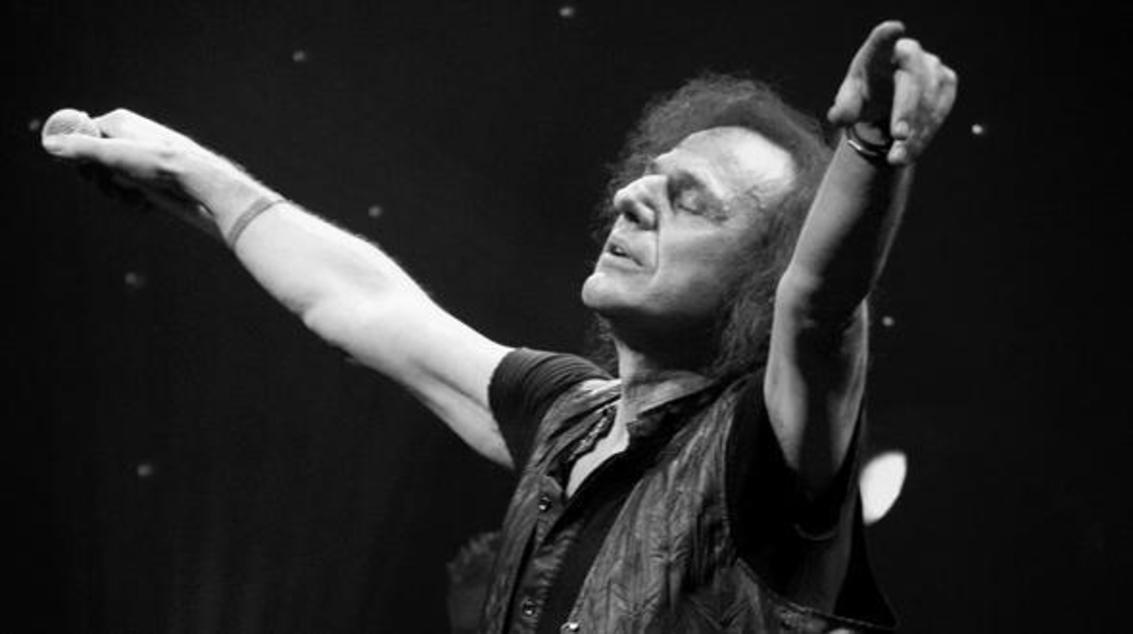 Βασίλης Παπακωνσταντίνου | Νιώσε με για να σε νιώσω κι ας πονάς, είν`πανάκριβο στο λέω ν`αγαπάς