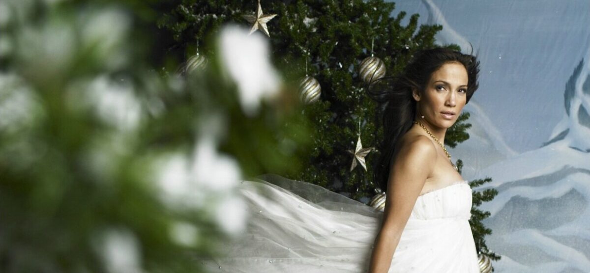 Jennifer Lopez | Το εντυπωσιακό στόλισμα του δένδρου με τα ψηλοτάκουνα ankle boots