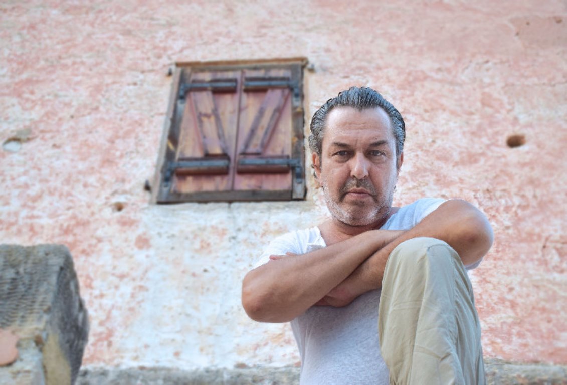 #Shooting: Χρήστος Χατζηπαναγιώτης: «Αποφεύγω να δένομαι με πράγματα με ισόβιους όρκους»