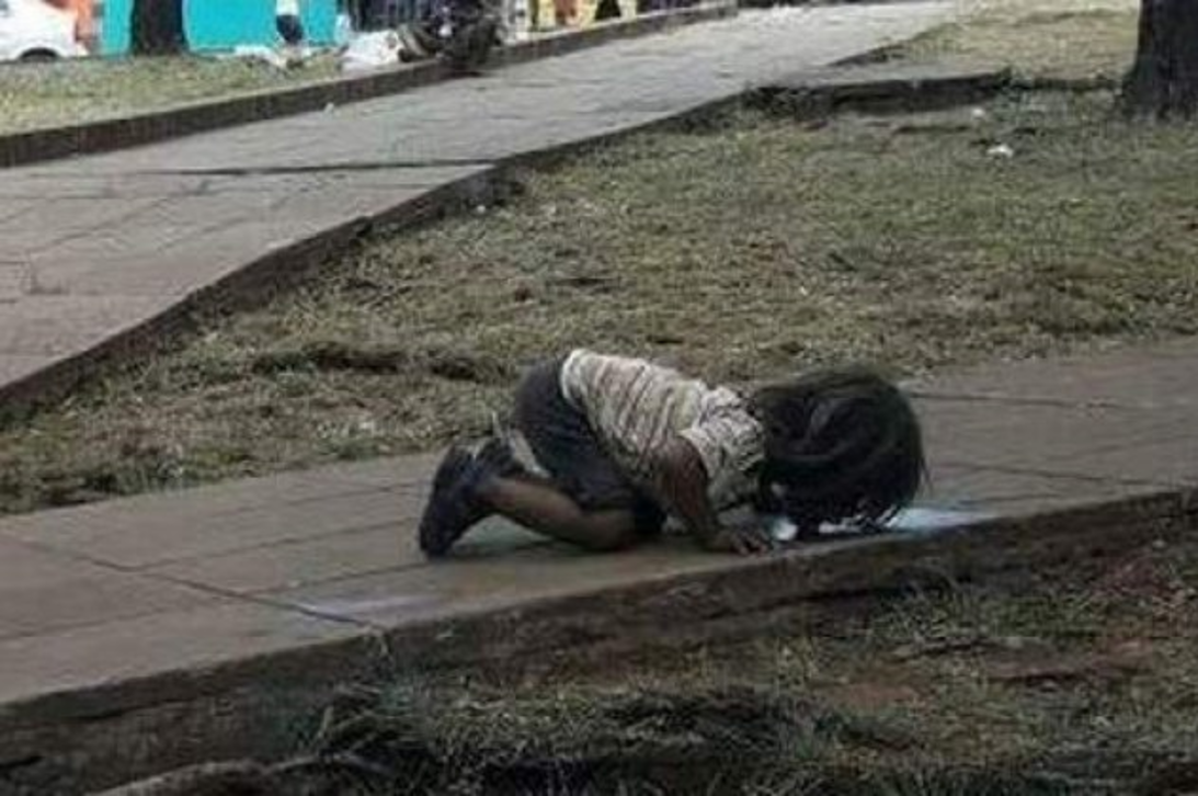 Θλίβομαι που άλλα παιδιά διαλέγουν τα δώρα τους κι άλλα αναζητούν λίγο νερό από το πεζοδρόμιο…Τα Χριστούγεννα