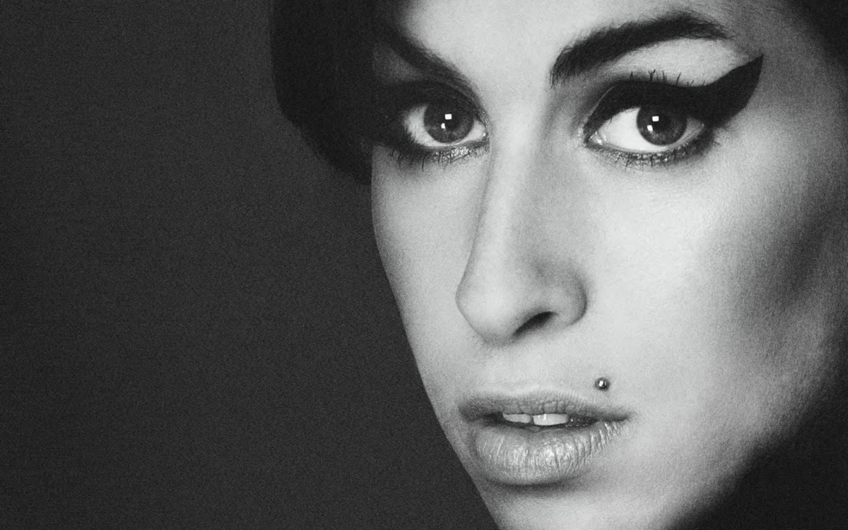 Amy Winehouse | Το πνεύμα της έρχεται και καθέται συχνά στην άκρη του κρεβατιού μου...