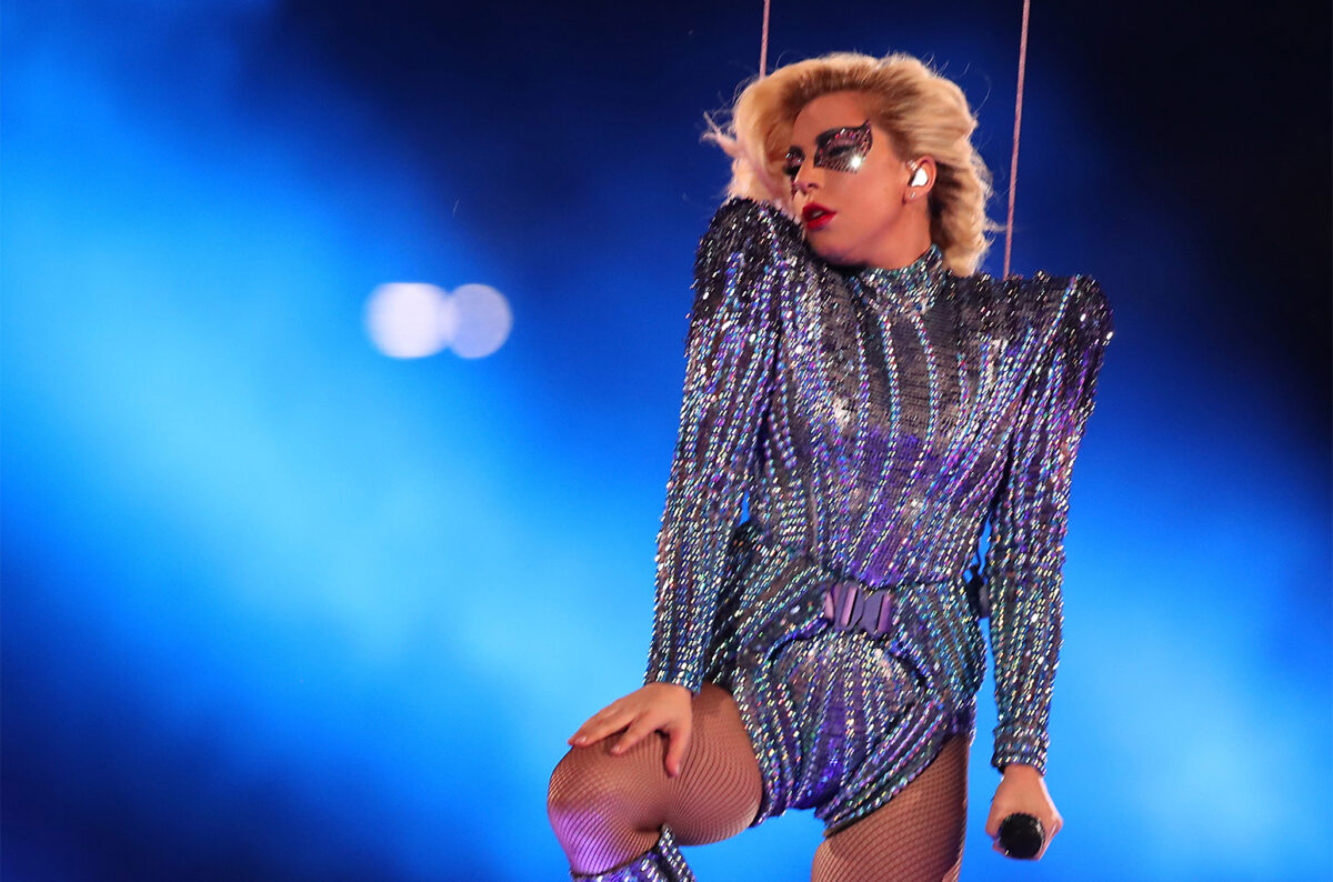 Η Lady Gaga μας εύχεται χρόνια πολλά φορώντας ένα… μικροσκοπικό μπικίνι
