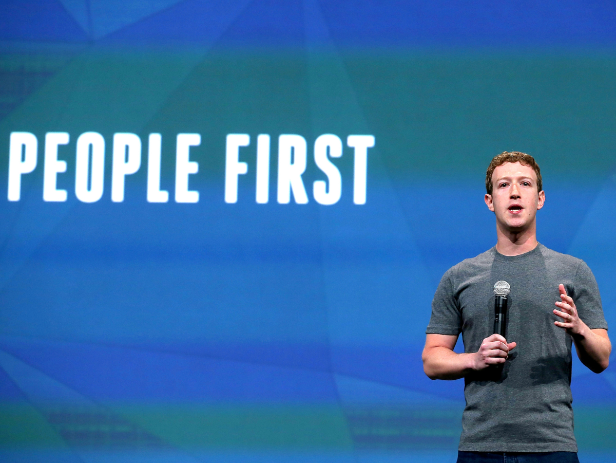Ο Μαρκ Ζάκερμπεργκ και το Facebook το 2018 «διορθώσoυν» τα fake news