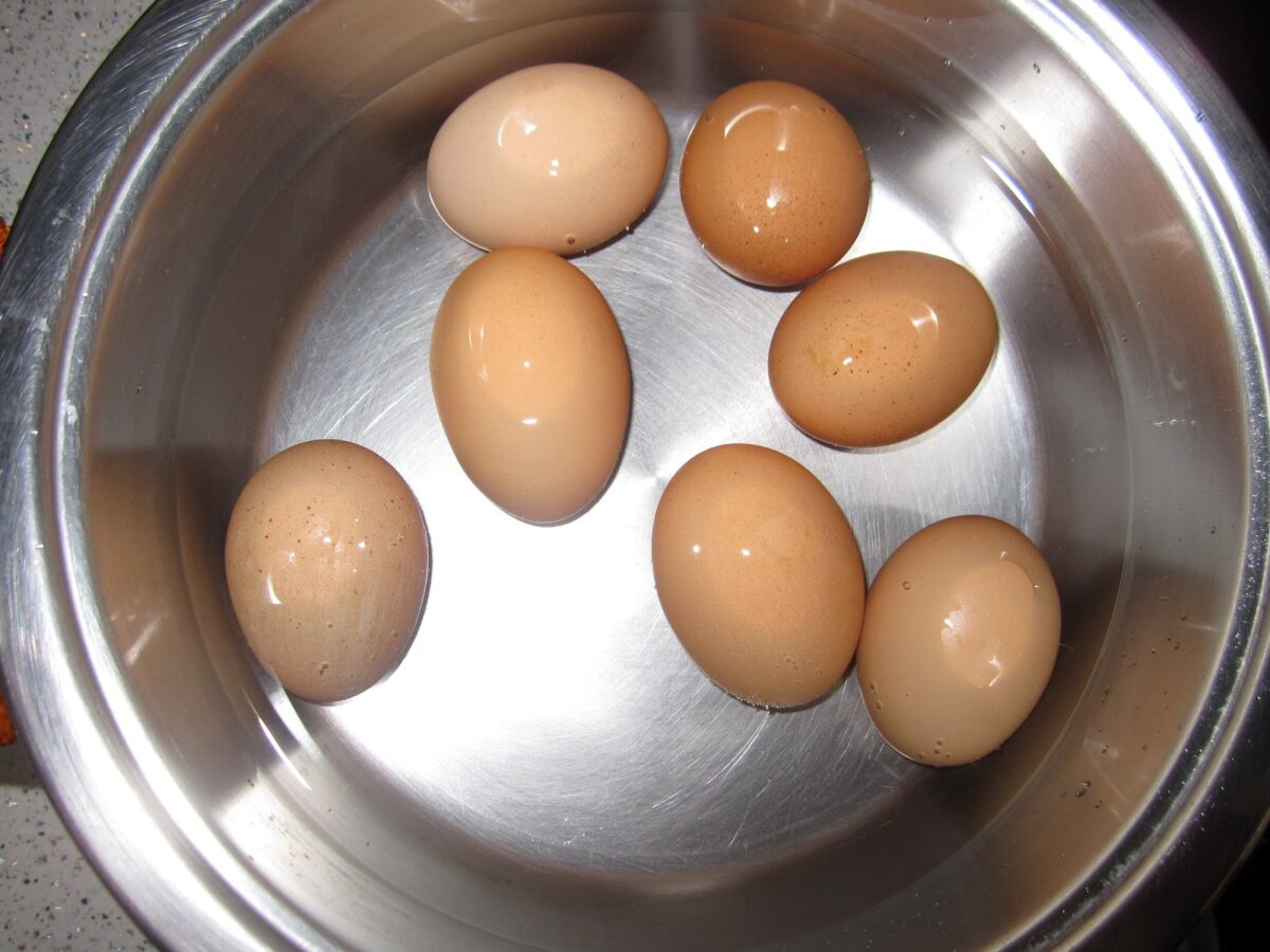Το tip για να μην σπάνε τα αβγά όταν τα βράζουμε
